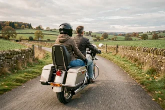 Couple à moto sur une route de campagne française, passagère confortablement installée avec dosseret et siège ergonomique