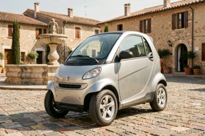 Voiture sans permis grise garée sur une place de village provençale dans le Var